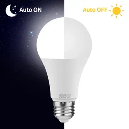 Nachtlichter 15W E27 LED -Dämmerung zur Morgendämmerung Glühbirne mit Sensor Smart Lamp Auto On/Off Switch Veranda Treppe Garten Home Dekoration