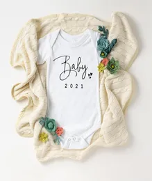 Baby em breve 2021 Onesie Anúncio de gravidez imprimido simples Revelação de bodysuits Revenção de bodysuits para bebês bexilhões de bebê242f4782111