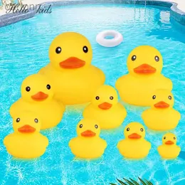 Bath Toys Cute Duck With Squeeze Sound Bath Toy Soft Rubber Float Ducks Spela Bath Game Roliga presenter för barn Barn Baby 240413