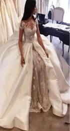 2017 Saudi -Arabien luxuriöse Hochzeitskleider Spitzenkappe Sleeve Applique Satin Überdrungenbrautkleider benutzerdefinierter Dubai -Stil Hochzeit Dre2675181