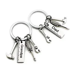 50pcslot Neue Edelstahl -Dad -Werkzeuge Keychain Grandpa Hammer Schraubendreher Keyring Vatertag Geschenke1 85 W25070375