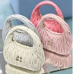 Designer femminile da 24 serate Cleo Mui Spalla Borsa sotto la chiusura con cerniera a trama ascellata di lettere in pelle morbida beige in metallo lettere in metallo festivo 88