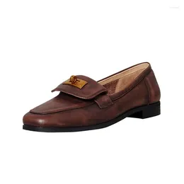 Casual skor brun retro läder för kvinnor damer brittiska stil loafers slip-on lyx metall dekoration kvinnliga mockasiner