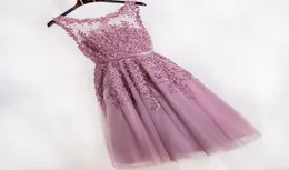 Kvinnor Korta aftonklänningar 2021 Dusty Rose Pink Bridesmaid Dresses Billiga knälängd Promklänningar Spetsapplikationer Festklänningar Even3988745
