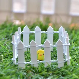 Decorative Figurines Micro Landscape Lovely Mini Fence Resin Ornament Fairy Garden Handmade Wood Miniature Houses Craft
