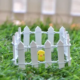 Estatuetas decorativas micro paisagem adorável mini -cerca resina ornamento de fada jardim de fadas de madeira artesanal casas em miniatura