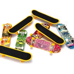 Funny Random Stand Plastic Stand Sketboard Skateboard Mini assi per pattini Skate Truck Finger Skateboard per regali per giocattoli per bambini