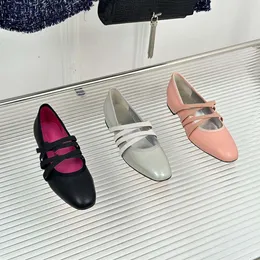 High -End -Qualität 24 New Cross Krawatte glänzendes Patentleder runde Zehen flache Mary Jane Single -Schuhe für Frauen