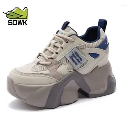Casual Shoes SDWK Women Platform Herbst Non-Slip 2024 Spring Chunky Sneakers 6,5 cm Keil Hidden Heels Frau Hollow Freizeit s
