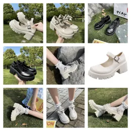 Ledermarke Pumps Pumps Metall Schnallen mit emversionierter Sandalen Kätzchen Fersen Frauen Luxusdesigner spitzer Zehenabendpartyschuhe