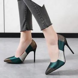 حذاء اللباس 2024 الربيع أزياء مثيرة بلوك بلوك الخنجر كعب المأدبة النسائية المطبوعة من فم ضحل الفم كبير الحجم zapatos