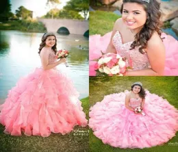 2017 Organza Ruffles vestido de bola Quinceanera vestidos requintados strassnes de cristal com sweetheart lace para trás de costas Sweet 15 GOWN4154764