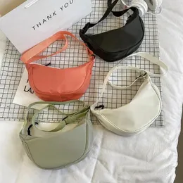 Torby do przechowywania 1PC Crossbody Dumpling Torka dla kobiet Duża pojemność Podróż stałych kolorów Zaprojektowany w klatce piersiowej Daily Street Fanny Packs