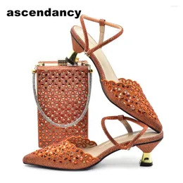 Kleiderschuhe 2024 Nigerian Style Strass niedrige Absatz Sandalen für Frauen Fashion Party Hochzeit und Taschen Set Braut