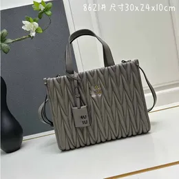 حقيبة حمل عالية الجودة الأزياء MIUI MATELASSES Messenger Handbag Vintage Luxurys Designers Conder Lage Womens Womens Hobo Bag Crossbody Leather Bowling Pags