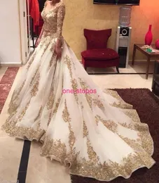 A Line Wedding Dresses 2017 Luxury Plus Size Gold Lace Appliques Pärlade långärmad V Neck Illusion Cathedral Train Formal Bridal 4627451