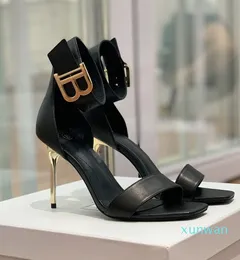Berömd design uma sandaler skor kvinnor b-embellandering kalv mocka guld graverad hög häl bröllopsklänning elegant dam gladiator sandalier