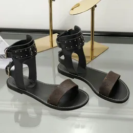 Sandaler mode nya stil sandaler topp designer skor äkta läder bokstav tryck skor platt botten gummisandaler utomhus anti slip tofflor strandskor