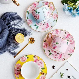 Fincan tabakları moda İngiliz seramik kahve fincanı ve tabak gülü desen porselen espresso çiçek çayı seti ev içecek eşyaları