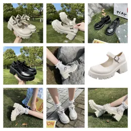 Women Slingback retro pompki luksurys jakość designerka śródbłonka klamra bubku metalowy łańcuch alfabetu spiczasty stóp skórzana sukienka buty
