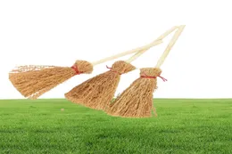 1020 st mini Broom Witch Straw Brooms Diy Hängande ornament för Halloween Party Decoration Costume Props Dollhouse Accessories 2205209777