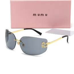 Designer Mui Mui Solglasögon för kvinnliga glasögon Fashion Women Personlighetsbrev M Frameless Half Frame Versatile Trendy Glasses Goggles With Box 018W