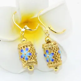 Brincos Dangle Design Original Charms de alta grau Cores de ouro 11 16mm Barrel Hollow Flor esculpida Cloisonne Drop Jewelry B2641