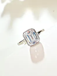 Klusterringar 925 Silver Jade Cut Diamond Ring är inställd med höga koldiamanter för att skapa en sött ljus lyxig och cool stil