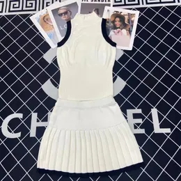 白い刺繍ビースカートセット女性セクシーなノースリーブニットベスト +ハイウエストプリーツスカート女性ファッション2ピースセット