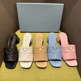 Kvinnors dermis medium tjock häl tofflor mules sandaler klassisk triangel spänne dekoration läder yttersula lyxdesigner hög klackade tofflor 35-42 med låda