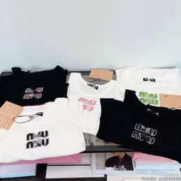 Miumiuss Summer Tshirt For Women Clothing Letter broderi pärlor o-hals kortärmad t-shirt vset femme lös casual skörd topp 100% bomullsväst