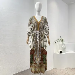 Vestidos casuais Primavera verão 2024 Mulheres brancas estampas de pavão 3/4 diamantes de manga pressionada em cinto de pescoço solto midi