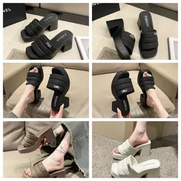 2024 Top luxuriöser Strass dicker alleiniger Sandalen für die modische große Größe von Frauen mit erhöhter Höhe in High Heels für äußere Verschleiß