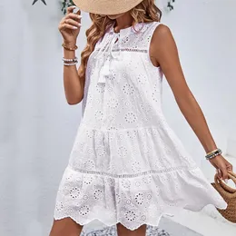 Abito estivo con patchwork bianco in pizzo irregolare legame a strati abiti senza maniche ad aria a strati Stile di vacanza per leisure 240415