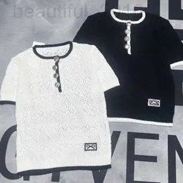 T-shirt Designer Designer Design Hollow Out Design Sensazione di collo rotondo per piccolo maglione a maglia in metallo profumato per estate femminile Nuovo temperamento Slim Fit Ovzc