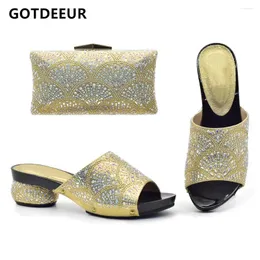 Scarpe in abbigliamento Ultimo colore d'oro italiano con borse abbinate per donne nozze nigeriane e set di borse decorate strass