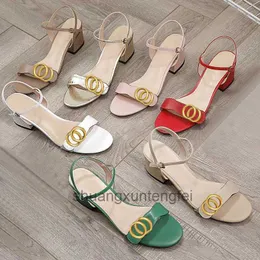 Klasik Yüksek Topuklu Sandalet Parti Moda% 100 Deri Kadın Çalışıyor Ayakkabı Tasarımcısı Seksi Topuklu 5cm Lady Metal Kemer Tokası Kalın Topuk Kadın Ayakkabı Büyük Boyut 34-41-42 Kutu