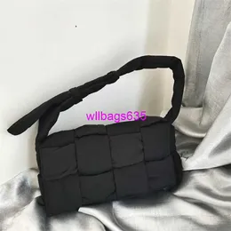 가죽 숄더백 Bottegveneta 디자이너 가방 여성용 짠 가방 2024 New Autumnwinter down bag 틈새 틈새 시장 카세트 스폰지 베개 가방 로고 hbk7gj