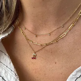 Piccola collana a ciondolo a ciliegia rossa con design di cento torri francesi femminile, collare in stile leggero Neckchain