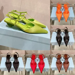 Satin Slingbacks Pompalar Slaytlar Mules Kadın Yaz Tasarımcısı Sandalet Sandalet Plaj Kaydırıcıları Lüks Ayakkabı Lüks Ayakkabı Milletli Konik Topuklar Sandal Baotou Yarım Slayt Odası Katır