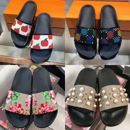 Slipare märke kvinnors designer skor lyxiga blommor strandskor stjärnor tryck sandaler mäns läder glider mode pärlor plattform skor non slip utomhus openn toe