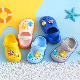 Sandálias de sapatos de bebê de verão para meninas menino mulas de cartoon sandália infantil infantil jardim 240329