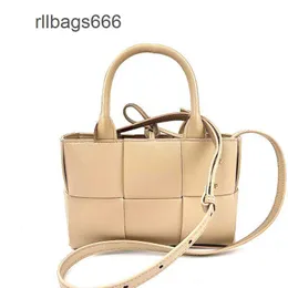 2024 Pendlar Venata Spring/Summer Arco Bottegs med läderflicka Luxury Tote Advanced Classic Mini Bag Texture Sticked Bags Women Design YCBP