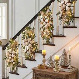 장식용 꽃 교수형 계단 크리스마스 화환 무선 계단 스와그 트림 조명 계단 장식 LED 정문 장식