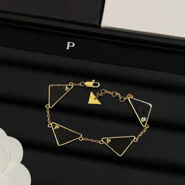 Gold Schwarze Frauen Designer -Armbänder fünf Dreieck Anhänger Luxusbriefbraße Ehepaar Messing Mode Schmuck für Partygeschenke
