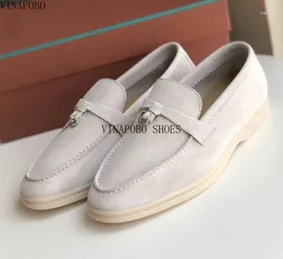 Sıradan ayakkabılar vinapobo süet düz kadın çok renkli gerçek deri slip-on erkek loafers metal kilit dekor mokasen