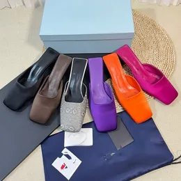 Luxury Slipper Designer Sandaler Kvinnor tofflor Baotou ite nakna lyxiga läder enstaka skor med katthäl och spetsiga sandaler berömda designer kvinnor tofflor glider