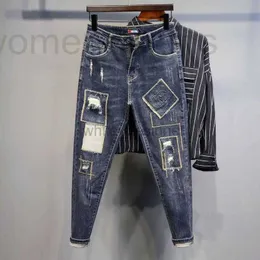 Дизайнерские мужские джинсы Мужчина Опаи Новый персонализированный нищий разбитый отверстие для молодежных панелей, сшивая маленькие брюки для ног.