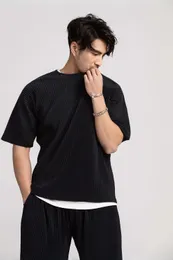 Miyake Pleated Thirs for Men Summer Clothing半袖Tシャツファッションブラックシャツラウンドカラースポーツトップ240403