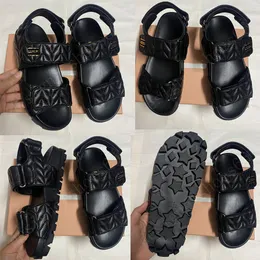 Sportif Matelasse Nappa Deri Sandalet 5x135E Tasarımcı Sandalet Metal Yazı Logosu Lüks Sandale Ladies Sandallar Konfor Sandal 24SS Yeni Yumuşak Deri Sandalet